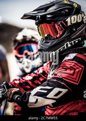 San Miguel, Espagne, 21 mai 2017: Motocross inconnu prêt pour commencer la course pendant le championnat régional de Ténérife Motocross. Banque D'Images