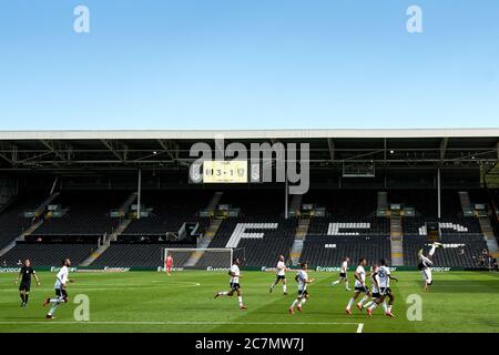 Neeskens Kebano de Fulham (à droite) célèbre le quatrième but de son équipe lors d'un match de football gratuit avec des coéquipiers lors du championnat Sky Bet à Craven Cottage, Londres. Banque D'Images