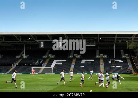 Neeskens Kebano de Fulham (à droite) célèbre le quatrième but de son équipe lors d'un match de football gratuit avec des coéquipiers lors du championnat Sky Bet à Craven Cottage, Londres. Banque D'Images