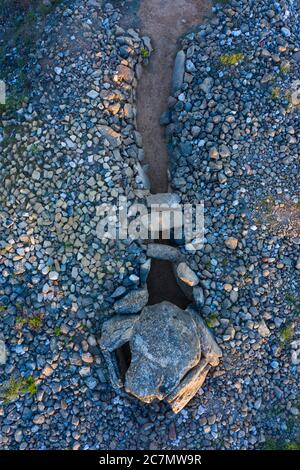 Vue d'un drone du Dolmen dans l'Alto de la huesera à Laguardia dans la Rioja Alavesa avec la Sierra de Cantabria en arrière-plan. Alava, Bas Banque D'Images