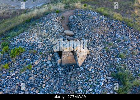 Vue d'un drone du Dolmen dans l'Alto de la huesera à Laguardia dans la Rioja Alavesa avec la Sierra de Cantabria en arrière-plan. Alava, Bas Banque D'Images