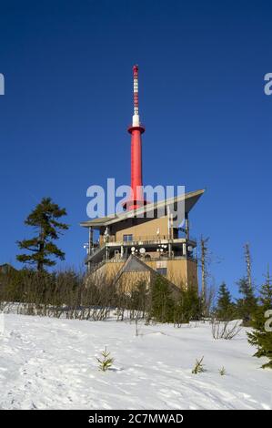 Lysa hora, Beskids mountains ( Beskydy ), république Tchèque / Tchéquie, Europe Centrale - émetteur et tour de communication au sommet de la colline. Terre Banque D'Images