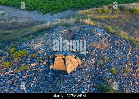 Vue d'un drone du Dolmen dans l'Alto de la huesera à Laguardia dans la Rioja Alavesa avec la Sierra de Cantabria en arrière-plan. Alava, Bas Banque D'Images