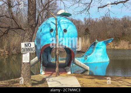 Blue Whale - attraction gratuite en bord de route le long de la route 66 en Oklahoma - autrefois un trou de baignade local mais maintenant juste pour le spectacle - baleine métallique géante en petit p Banque D'Images