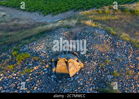 Vue d'un drone du Dolmen dans l'Alto de la huesera à Laguardia dans la Rioja Alavesa avec la Sierra de Cantabria en arrière-plan. Alava, Bas Banque D'Images