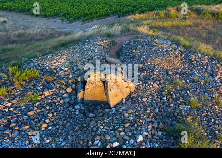 Vue d'un drone du Dolmen dans l'Alto de la huesera à Laguardia dans la Rioja Alavesa avec la Sierra de Cantabria en arrière-plan. Alava, Bas Banque D'Images