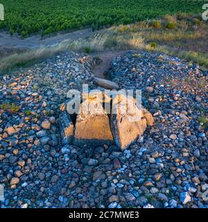 Vue d'un drone du Dolmen dans l'Alto de la huesera à Laguardia dans la Rioja Alavesa avec la Sierra de Cantabria en arrière-plan. Alava, Bas Banque D'Images