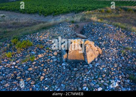 Vue d'un drone du Dolmen dans l'Alto de la huesera à Laguardia dans la Rioja Alavesa avec la Sierra de Cantabria en arrière-plan. Alava, Bas Banque D'Images