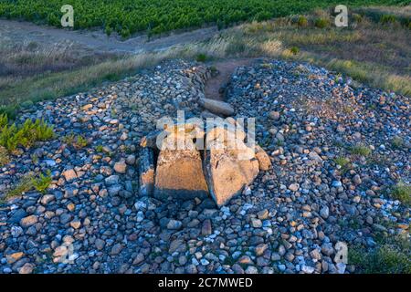 Vue d'un drone du Dolmen dans l'Alto de la huesera à Laguardia dans la Rioja Alavesa avec la Sierra de Cantabria en arrière-plan. Alava, Bas Banque D'Images