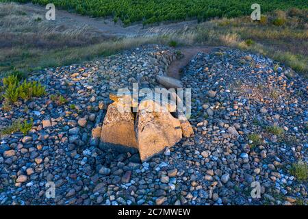 Vue d'un drone du Dolmen dans l'Alto de la huesera à Laguardia dans la Rioja Alavesa avec la Sierra de Cantabria en arrière-plan. Alava, Bas Banque D'Images