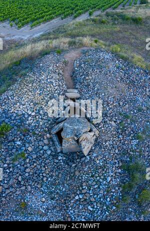 Vue d'un drone du Dolmen dans l'Alto de la huesera à Laguardia dans la Rioja Alavesa avec la Sierra de Cantabria en arrière-plan. Alava, Bas Banque D'Images