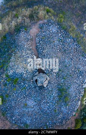 Vue d'un drone du Dolmen dans l'Alto de la huesera à Laguardia dans la Rioja Alavesa avec la Sierra de Cantabria en arrière-plan. Alava, Bas Banque D'Images