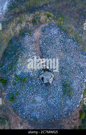 Vue d'un drone du Dolmen dans l'Alto de la huesera à Laguardia dans la Rioja Alavesa avec la Sierra de Cantabria en arrière-plan. Alava, Bas Banque D'Images