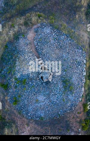 Vue d'un drone du Dolmen dans l'Alto de la huesera à Laguardia dans la Rioja Alavesa avec la Sierra de Cantabria en arrière-plan. Alava, Bas Banque D'Images