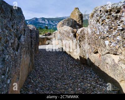 Dolmen El Sotillo à Leza dans la Rioja Alavesa. Alava, pays basque, Espagne, Europe Banque D'Images