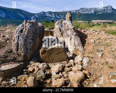 Dolmen El Sotillo à Leza dans la Rioja Alavesa. Alava, pays basque, Espagne, Europe Banque D'Images