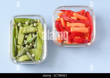 Les légumes congelés tels que les pois verts, les gousses de pois, les haricots verts, le poivron rouge et la carotte bébé dans les bols transparents Banque D'Images