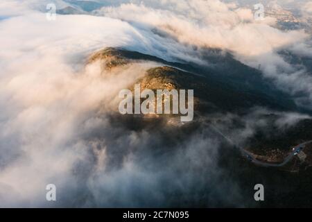 Photo à couper le souffle du paysage montagneux au-dessus des nuages pittoresques Banque D'Images