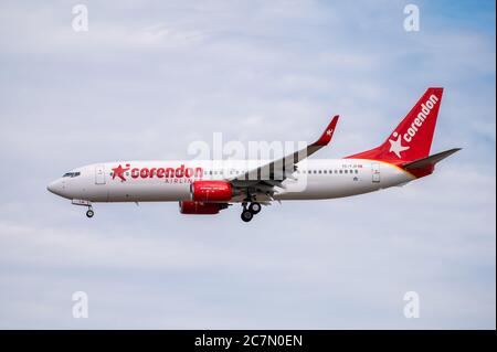 Correnson Airlines Boeing 737-800 TC-TJR en configuration d'atterrissage approchant de l'aéroport de Francfort Banque D'Images