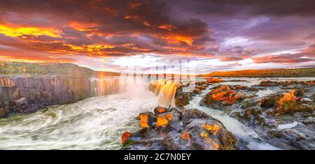 Vue spectaculaire sur le coucher du soleil, cascade et cascades de Selfoss. Emplacement: Parc national de Vatnajokull, rivière Jokulsa a Fjolum, Northeas Banque D'Images