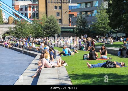 Londres, Royaume-Uni. 18 juillet 2020. Les gens marchent et s'assoient au soleil dans la région autour de l'hôtel de ville et Potters Field Park aujourd'hui. Le centre de Londres semblait aujourd'hui plus occupé avec plus de personnes qui quittait leur maison pour profiter du temps ensoleillé. Les règles de distanciation sociale semblaient être respectées dans la plupart des endroits, mais certaines zones sont déjà bondées. Crédit : Imagetraceur/Alamy Live News Banque D'Images