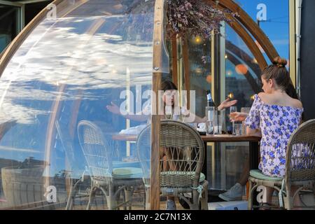 Londres, Royaume-Uni. 18 juillet 2020. Dîner ;podss' Donnez aux groupes de convives intimité et distance sociale dans ce restaurant. Le centre de Londres semblait aujourd'hui plus occupé avec plus de personnes qui quittait leur maison pour profiter du temps ensoleillé. Les règles de distanciation sociale semblaient être respectées dans la plupart des endroits, mais certaines zones sont déjà bondées. Crédit : Imagetraceur/Alamy Live News Banque D'Images