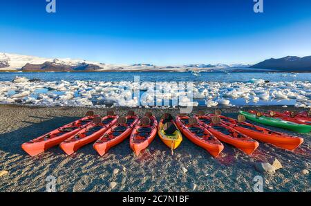 Kayaks sur la rive du lagon de glacier de Jokulsarlon au coucher du soleil. Lieu: Lagon glaciaire de Jokulsarlon, Parc national de Vatnajokull, sud de l'Islande, Europe Banque D'Images