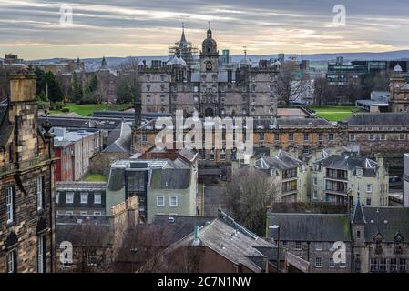 Vue aérienne depuis l'esplanade du château d'Édimbourg, capitale de l'Écosse, partie du Royaume-Uni, George Heriots School en arrière-plan Banque D'Images