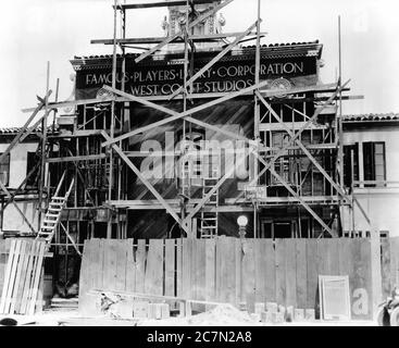 Construction en 1926 du nouveau bâtiment administratif aux nouveaux JOUEURS CÉLÈBRES - LASKY CORPORATION West Coast Studios publicité pour LES IMAGES PRIMORDIALES Banque D'Images