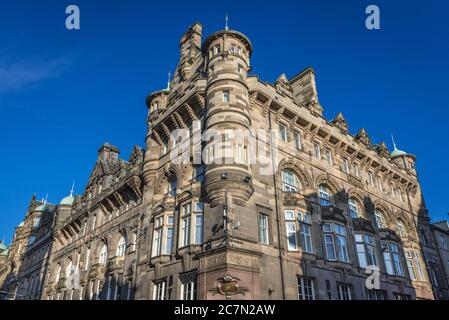 Ancien bâtiment à l'angle de North Birdge et High Street à Edinburgh, la capitale de l'Écosse, une partie du Royaume-Uni Banque D'Images