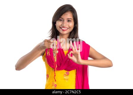 Belle fille indienne montrant Rakhis à l'occasion de Raksha bandhan. Sœur tie Rakhi comme symbole de l'amour intense pour son frère. Banque D'Images