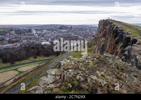 Vue depuis Salisbury Crags dans Holyrood Park à Édimbourg, la capitale de l'Écosse, une partie du Royaume-Uni Banque D'Images