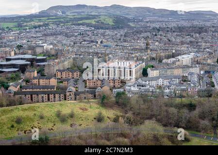 Vue aérienne depuis Holyrood Park à Édimbourg, la capitale de l'Écosse, une partie du Royaume-Uni, avec le bâtiment Scottish Wveuves Unit Trust Managers Banque D'Images