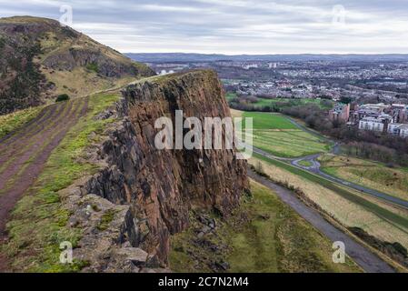 Vue depuis Salisbury Crags dans Holyrood Park à Édimbourg, la capitale de l'Écosse, une partie du Royaume-Uni Banque D'Images