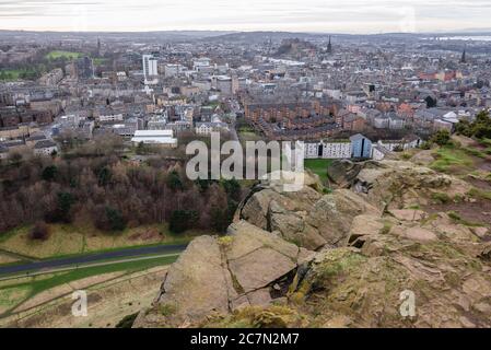 Vue depuis Salisbury Crags dans Holyrood Park à Édimbourg, la capitale de l'Écosse, une partie du Royaume-Uni Banque D'Images