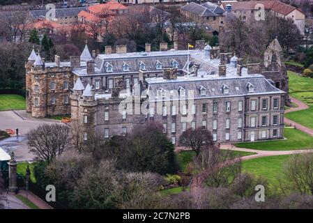 Palais de Holyroodhouse vu de Holyrood Park à Édimbourg, la capitale de l'Écosse, une partie du Royaume-Uni Banque D'Images