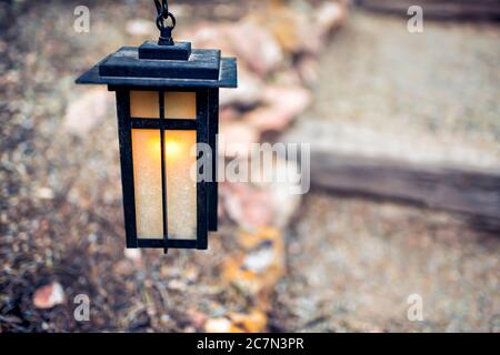 Lanterne japonaise suspendue dans le jardin japonais avec marches en pierre chemin d'escalier dans un fond de bokeh flou et lumière éclairée le soir Banque D'Images