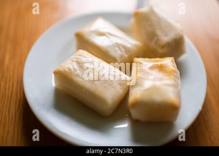 Gâteaux de riz blanc au mochi cuits rôtis cuits au four de façon japonaise traditionnelle sur plaque macro gros plan de texture Banque D'Images