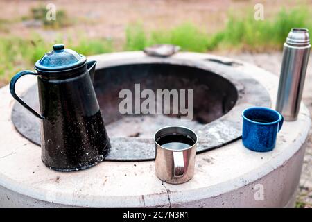 bouilloire à thé en fonte sur le foyer au barbecue au terrain de camping le matin dans le camp de Flaming gorge Red Canyon avec des tasses de thé et une fiole à vide Banque D'Images