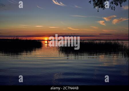 Coucher de soleil tardif sur le Chiemsee en Bavière, Allemagne Banque D'Images