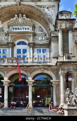 AVIGNON, FRANCE - JUL 12, 2014: Théâtre - Opéra Grand Avignon sur la rue racine, un des nombreux lieux du Festival d'Avignon. Festival Banque D'Images