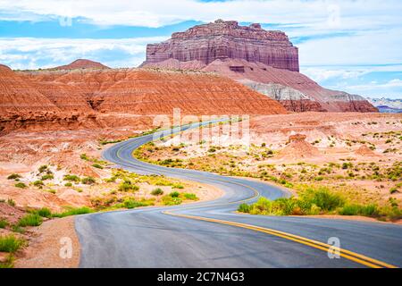 Route sinueuse sinueuse et formations rocheuses de grès rouge paysage désertique dans le parc national de Goblin Valley en été dans l'Utah Banque D'Images