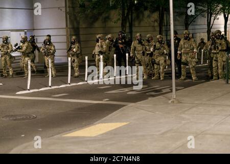 Portland, États-Unis. 17 juillet 2020. Des officiers fédéraux sortent du bâtiment fédéral après un rassemblement au Centre de justice de Portland, Oregon, le 17 juillet 2020 contre le racisme, la brutalité policière et les actions non invitées de dizaines d'officiers fédéraux. (Photo de John Rudox/Sipa USA) crédit: SIPA USA/Alay Live News Banque D'Images