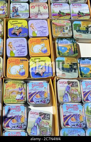 PROVENCE, FRANCE - 15 JUILLET 2014 : savon français dans une boîte décorative différente, dans un marché de rue dans la rue publique. Le savon local le plus populaire sou Banque D'Images