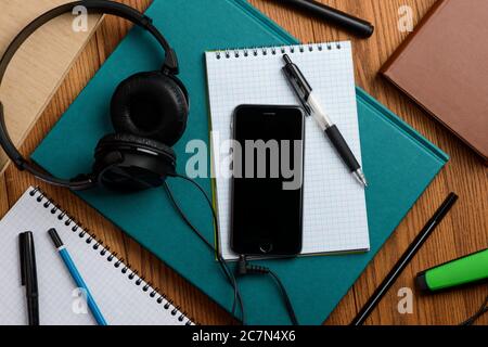 Téléphone et livres sur le bureau de l'étudiant, maquette Banque D'Images