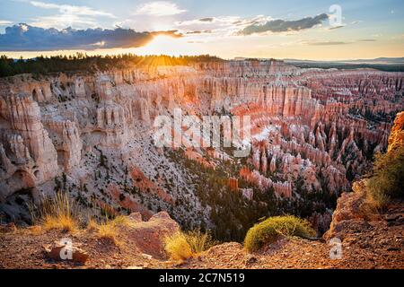 Vue panoramique depuis Bryce point vue sur les formations rocheuses rouges de hoodoos orange et coloré dans le parc national de Bryce Canyon, au coucher du soleil en été Banque D'Images