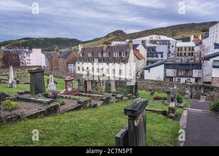 Vue depuis le sol de New Calton Burial sur les pentes sud-est de Calton Hill à Édimbourg, la capitale de l'Écosse, une partie du Royaume-Uni Banque D'Images