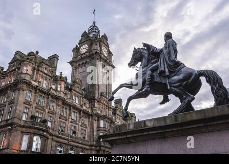 La statue d'Iron Duke à côté de l'hôtel Balmoral à Princes Street à Édimbourg, la capitale de l'Écosse, une partie du Royaume-Uni Banque D'Images