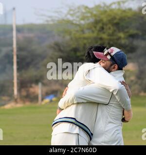 Une longue durée de jeu de cricketer sur le terrain pendant la journée ensoleillée, cricketer sur le terrain en action, joueurs jouant au match de cricket sur le terrain pendant la journée TI Banque D'Images