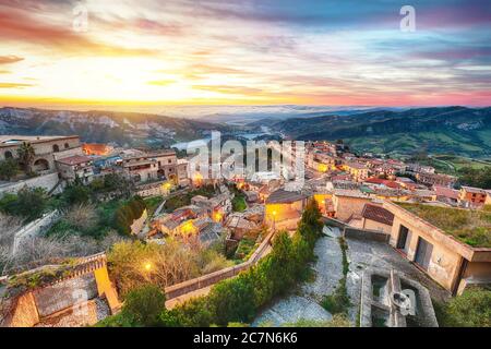 Lever de soleil sur le vieux célèbre village médiéval de Stilo en Calabre. Vue sur la ville et la vallée. Italie du Sud. Europe. Banque D'Images